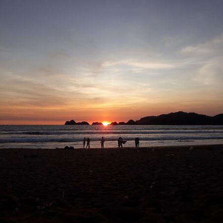 Big Daddy'S Surfcamp Apartamento Pasanggaran Exterior foto